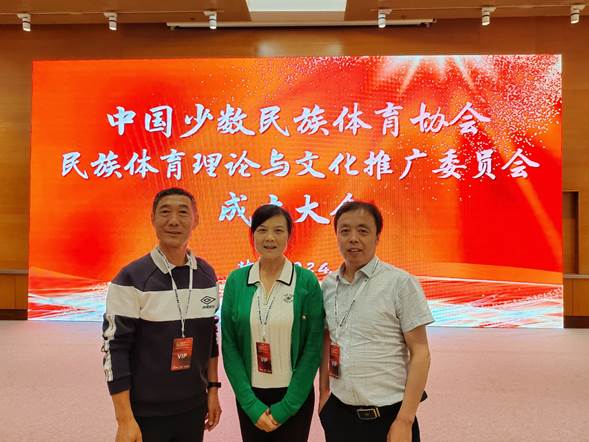 男人们站在一起合影中度可信度描述已自动生成